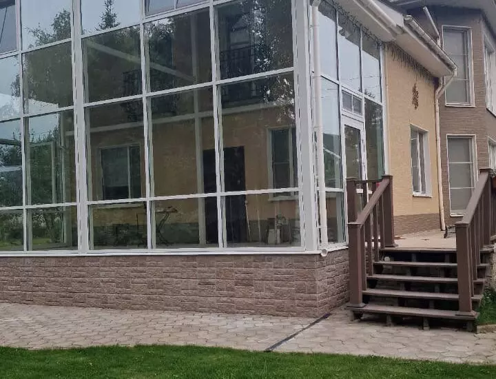 Остекление зимнего сада в загородном доме